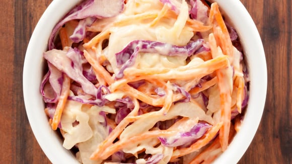 Salada de repolho com maionese para o Natal é o acompanhamento refrescante que combina com qualquer prato principal!