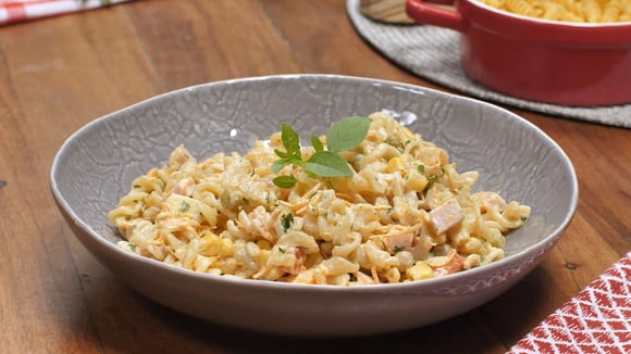Essa salada de macarrão RÁPIDA é a solução de acompanhamento pra ceia de Ano-Novo: combina com qualquer prato