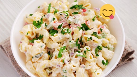 5 receitas de salada de macarrão pra sempre ter comida refrescante na geladeira durante o verão