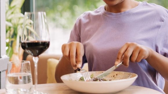 Pessoas que gostam de comer sozinhas em restaurantes têm 7 características raras em comum que quase ninguém imagina
