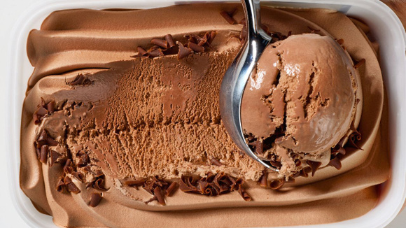 O melhor sorvete de chocolate que eu já comi na vida é receita da minha tia, e é muuuuito cremoso e todo mundo vai amar!