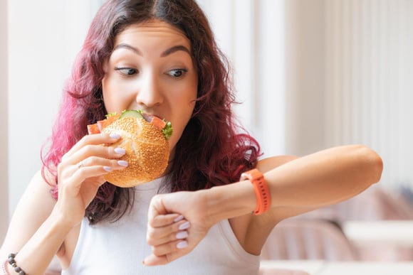 O horário das suas refeições pode aumentar os riscos de obesidade