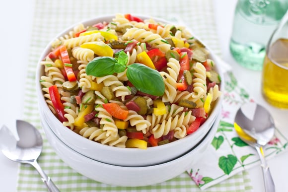 Salada de macarrão e legumes: uma combinação leve, saudável e perfeita para o  verão