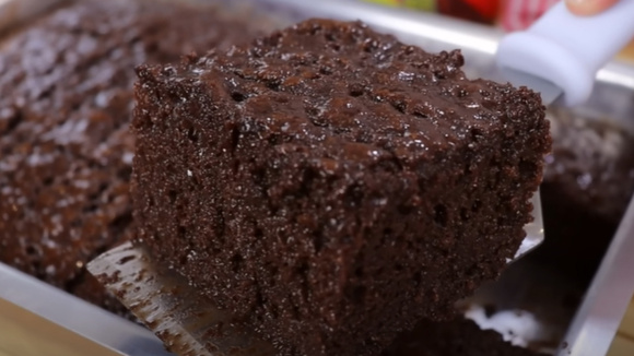Esse é o bolo de chocolate mais molhadinho do mundo, bem chocolatudo e com uma calda irresistível: nem precisa tirar da forma que vai acabar rapidinho