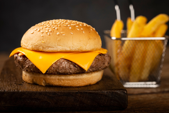 Cada cheeseburger que comemos tira 9 minutos da expectativa de vida