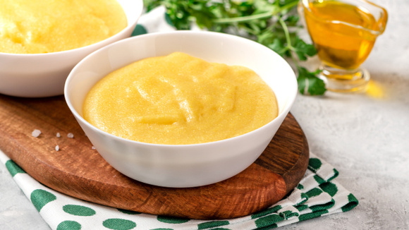 Como fazer polenta cremosa e sem grumos? Esse é o segredo dos chefs para o resultado perfeito