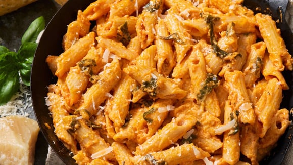 Nada de miojo! Macarrão de 3 minutos na panela de pressão fica cremosão e vai direto pro prato