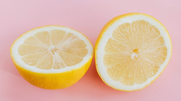 O armazenamento adequado ajuda a evitar o ressecamento do alimento na geladeira (Créditos: Magnific)