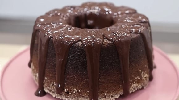 Bolo de chocolate sem farinha e sem leite: a receita que derrete na boca e você pode comer sem culpa no lanche da tarde