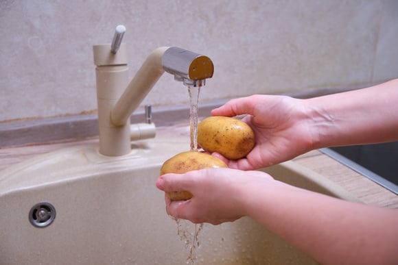 Batatas podem durar semanas sem brotar se forem armazenadas no lugar certo: descubra o segredo no TudoGostoso