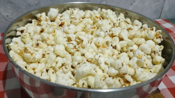 Pipoca salgada tradicional simples, mas muito saborosa, servida em tigela (Créditos: TudoGostoso/Marcos Alencar)