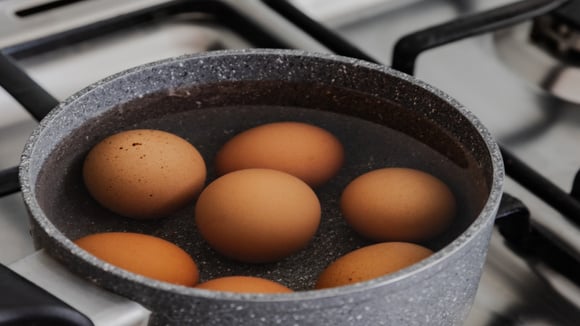 Conhecer o ovo antes de quebrar a casca é um hábito que protege a comida e a saúde de quem come. (Foto: Shutterstock)