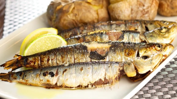 Sardinha assada (Créditos: Canva)