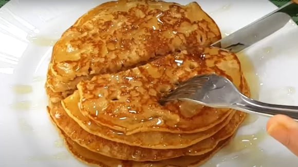 Troque o pão do café a manhã por essa panqueca SEM TRIGO e SEM OVO: receita nutritiva de liquidificador é muito fácil de fazer