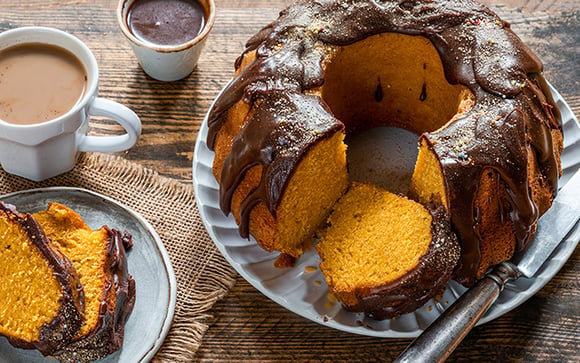 O bolo de cenoura não fica embatumado porque bateu demais, mas, sim, pelo excesso desse ingrediente