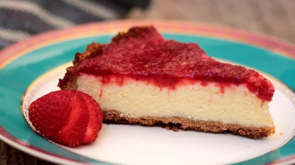 Todos pedem mais um pedaço dessa torta de ricota com geleia de morango: sobremesa deliciosa para servir no fim de semana