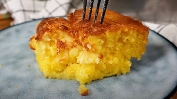 Bolo-pamonha de milho de lata cremoso no liquidificador: qualquer um faz essa receita SEM LEITE e molhadinha de comer rezando