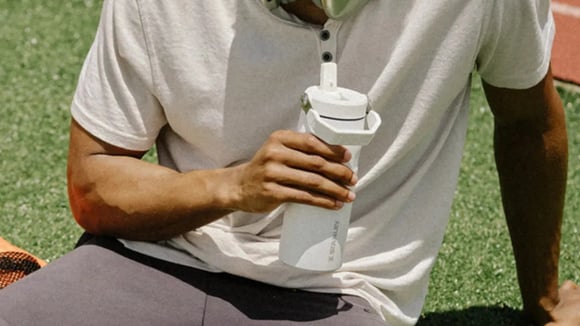 Preço caiu! Bebida gelada a qualquer momento com a garrafa Stanley Aerolight Flip Straw por menos de R$ 160