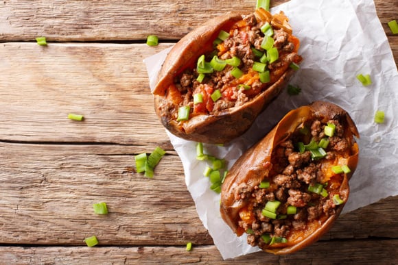 Quem prova, aprova: deliciosas batatas recheadas no micro-ondas é o melhor acompanhamento para esse final de semana