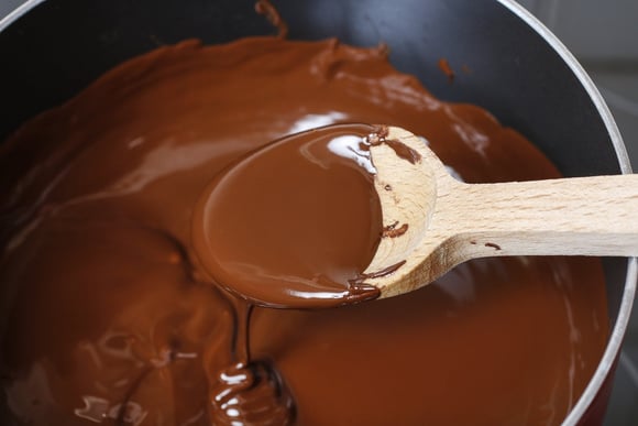 Calda de chocolate perfeita para bolo de cenoura: cremosa, rápida e irresistível