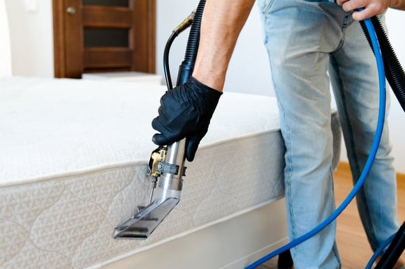 Adeus manchas e odores: guia prático para limpar seu colchão e deixá-lo impecável como se fosse novo
