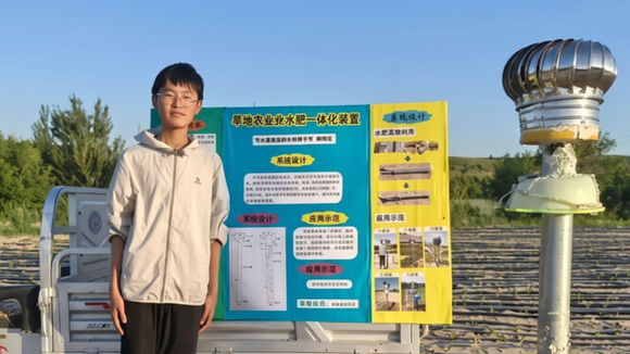 Com um tubo e garrafas de plástico, um estudante chinês de 14 anos cria a solução perfeita para "fabricar" água no deserto