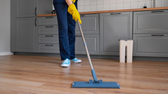 Se você tem piso de parquet em casa vale a pena testar essa dica (Créditos: Magnific)