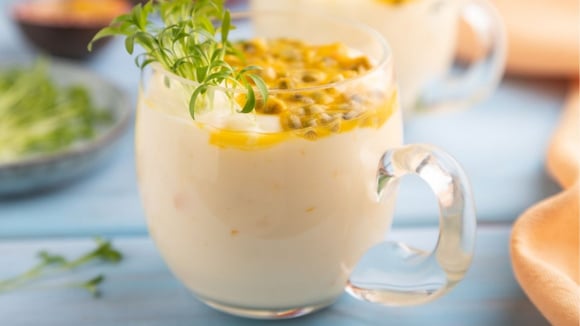 Você não vai conseguir parar de tomar essa caipifruta de maracujá assim que experimentar (Créditos: Shutterstock)
