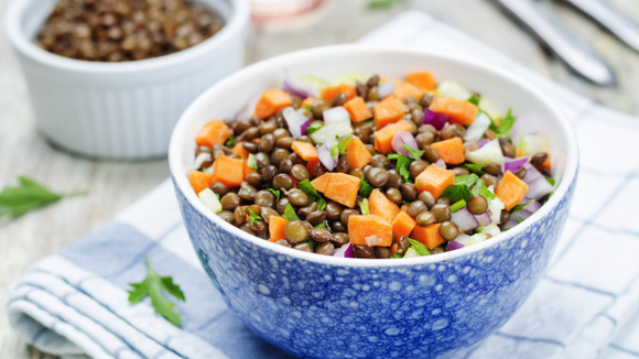 Salada de Ano-Novo sem maionese: o acompanhamento simples e refrescante que vai resolver a sua ceia da virada nessa onda de calor
