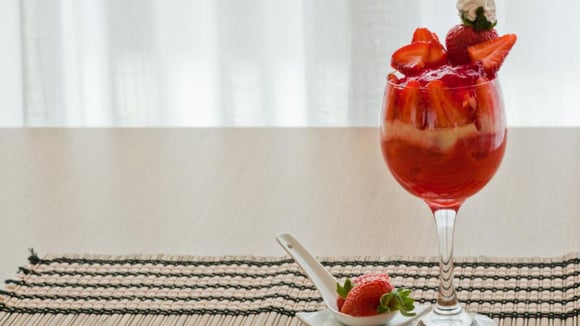 Gelatina ao creme com morangos servido em copo decorado com pedaços da fruta (Créditos: TudoGostoso)