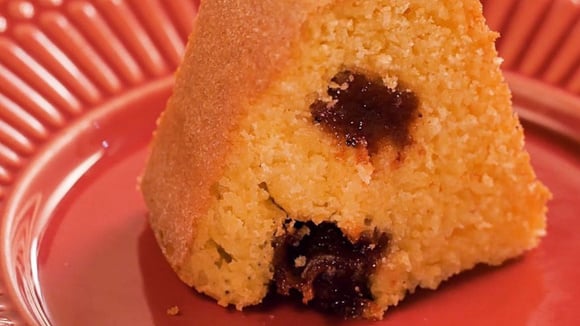 Com o passo a passo certo, o bolo de fubá não fica seco e ainda ganha uma maciez irresistível (Créditos: TudoGostoso)