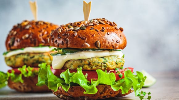 Carne cultivada é vegana? Descubra de uma vez por todas os mistérios desse alimento