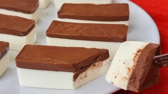 Base do doce é feita com queijo cottage, o que garante cremosidade e leveza (Créditos: Reprodução/Nutricionista Patrícia Leite/YouTube)