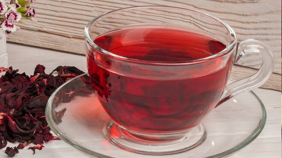 Chá de hibisco com louro e canela: essa receita de 3 ingredientes chama atenção pelos benefícios e é muito fácil de fazer em casa