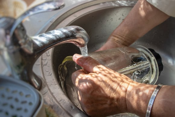 Peças úmidas não devem ser guardadas imediatamente em armários fechados. (créditos: Shutterstock)
