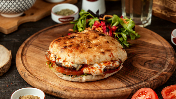 Não é pizza, não é sanduíche: o que é panuozzo e como preparar essa receita italiana em casa