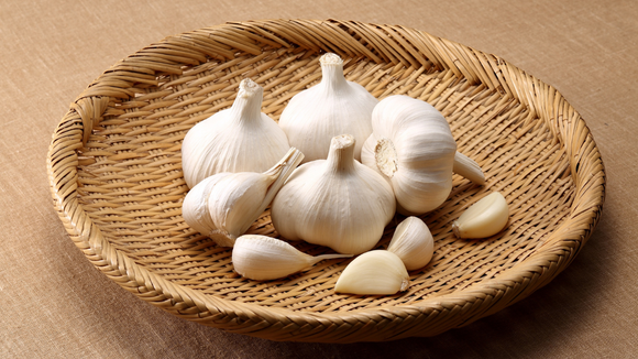 Dominar o ponto do alho é um dos primeiros passos para cozinhar com mais confiança. (Foto: Canva)