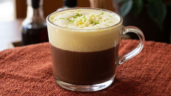 Duplamente cremoso e muito mais delicioso: chocolate quente meio a meio do TudoGostoso é a receita perfeita para as manhãs chuvosas!