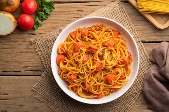 Rita Lee era vegana e chegou a lançar uma música em que ensinava uma receita de macarrão com linguiça. (créditos: Shutterstock). 