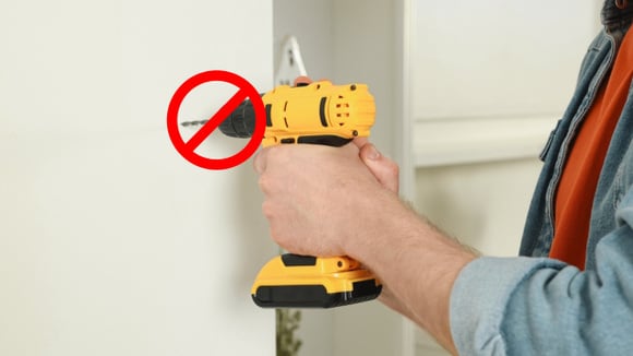 Aprendi com um pedreiro como furar a parede sem furadeira de um jeito bem fácil: deu certo, o buraco ficou do tamanho que eu precisava!