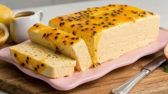 Sem gelatina e sem ovo: o TudoGostoso ensina mousse de maracujá de corte firme com apenas 4 ingredientes