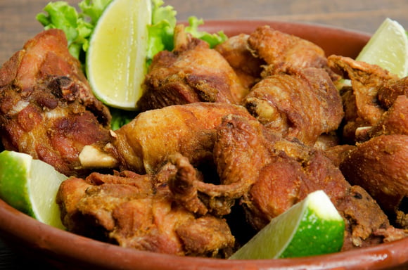 O frango à passarinho dos botecos pousa na sua casa usando a fritadeira elétrica (Créditos: Shutterstock)