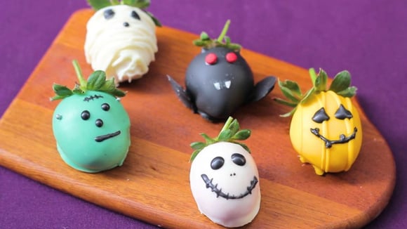 Morangos de Halloween coloridos e decorados como monstros de Dia das Bruxas (Créditos: TudoGostoso/Maria)