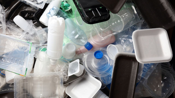 Cada embalagem plástica traz um símbolo que revela a composição do material (Créditos: Shutterstock)