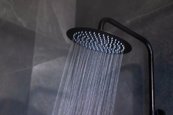 Especialistas em reformas e designers de interiores concordam: "Em banheiros pequenos, o box ideal deve ser fixo e transparente, e a base do chuveiro deve estar nivelada com o piso e ter uma cor semelhante à do piso."