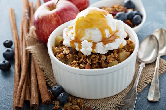 Sobremesa express: crumble de maçã macio e crocante no micro-ondas pronto em 3 minutos