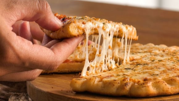 Eu transformei pão de alho em pizza de frigideira e agora não consigo parar de comer: faço toda semana!