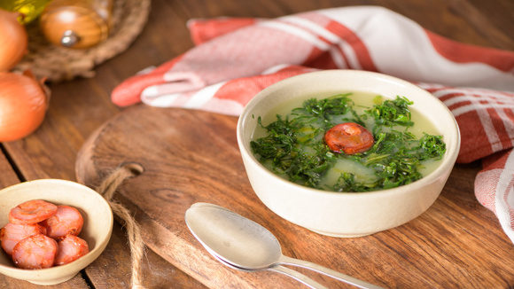 Prato tradicional da culinária caseira preparado com ingredientes frescos e finalizado com embutidos defumados. (Foto: Shutterstock)