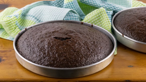 Eu aprendi a fazer bolo sem ovo quando faltou o ingrediente e agora faço sempre no lanche