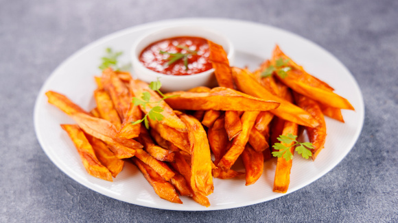 A melhor batata-doce rústica que você vai provar é feita no forno, usando apenas 3 ingredientes, fica melhor que de restaurante!
